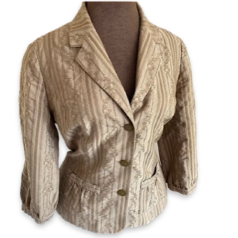 Small blazer Women’s, three-quarter inch‎ sleeve, cinch back textured tan fabric